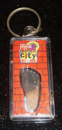 93177-1 € 3,00 coca cola sleutelhanger plastic olympic city.jpeg